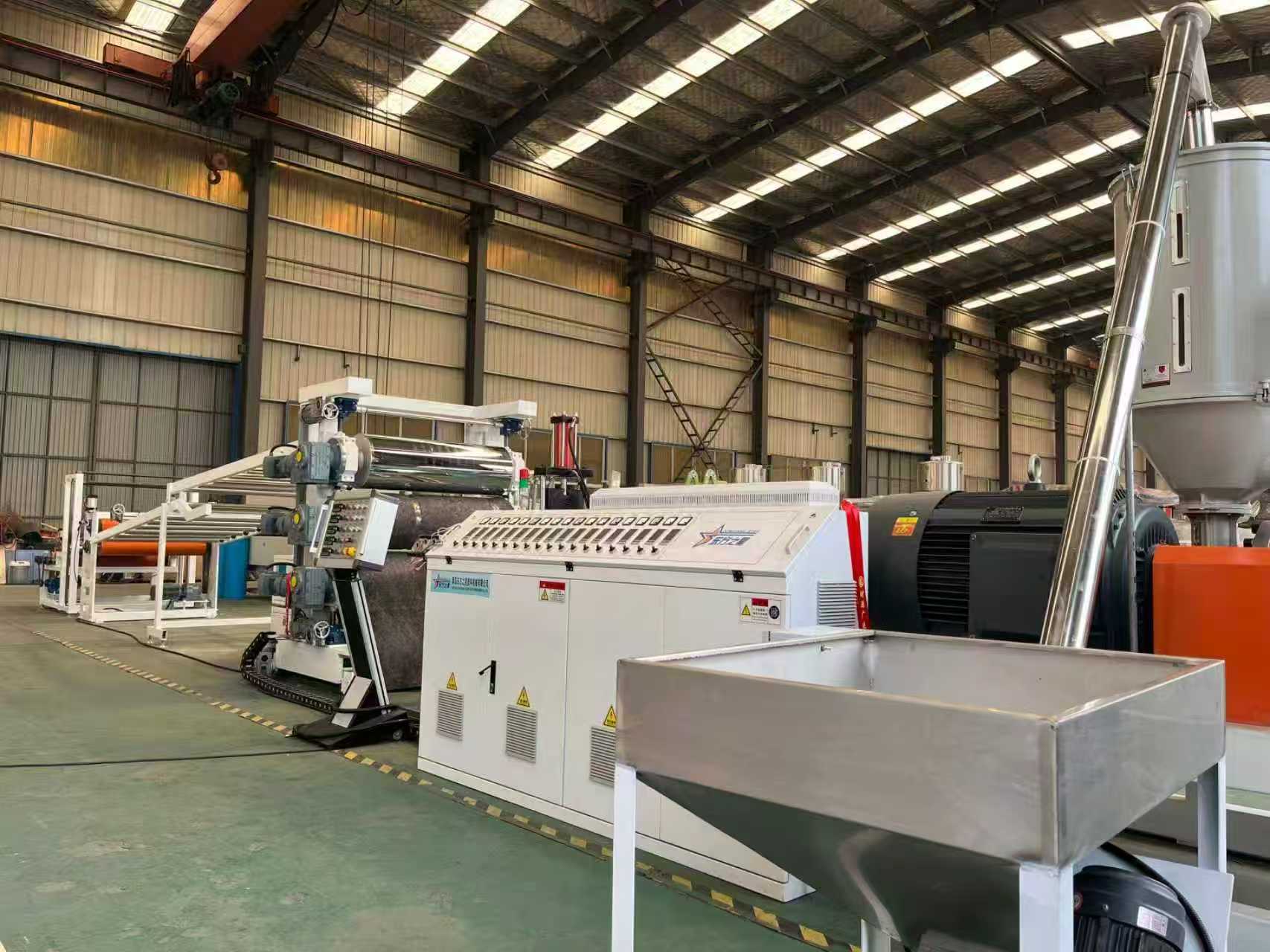 Qingdao Estassstar Клиенттерді TPE / TPV / TPU / TPU / TPR Slint Mat жабдықтарын тексеру үшін қарсы алады